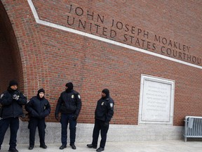 La policía hace guardia frente al tribunal federal en Boston, el martes 6 de enero de 2015.