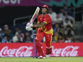 Nicholas Kirton, de Canadá, batea durante el partido de cricket masculino de la Copa Mundial T20 entre Estados Unidos y Canadá en el estadio Grand Prairie, en Grand Prairie, Texas, el sábado 1 de junio de 2024. Nicholas Kirton anotó 57 carreras hoy contra Omán en King City, Ontario. , internacional de un día