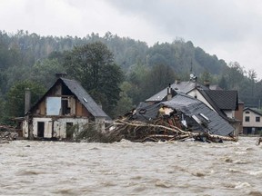 Esta foto tomada el 16 de septiembre de 2024 en Bela pod Pradedem muestra casas dañadas por las inundaciones del crecido arroyo Bela.