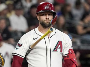 Christian Walker de los Diamondbacks de Arizona reacciona después de una llamada de lanzamiento contra los Padres de San Diego durante la primera entrada de un juego de béisbol, el domingo 29 de septiembre de 2024, en Phoenix.