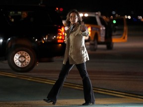 La vicepresidenta candidata demócrata a la presidencia, Kamala Harris, saluda a su llegada a San Francisco, el viernes 27 de septiembre de 2024.