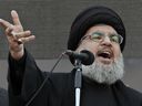 ARCHIVO - El líder de Hezbolá, el jeque Hassan Nasrallah, habla a la multitud en una rara aparición pública durante Ashura, que marca la muerte del Imam Hussein del Islam chiíta, en los suburbios de Beirut, el 14 de noviembre de 2013.