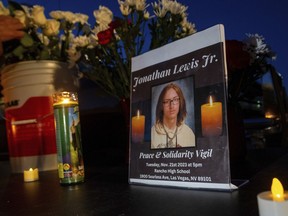 ARCHIVO - Se instala un monumento a Jonathan Lewis Jr. en un callejón cerca de Rancho High School en el este de Las Vegas, el 21 de noviembre de 2023.