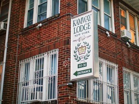 ARCHIVO - Un letrero señala la entrada del Kamway Lodge, el 22 de agosto de 2019, en el distrito de Queens de Nueva York.
