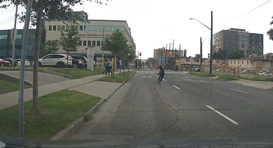 Dramatic video shows daylight shooting in Hamilton