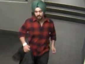 La policía de Toronto está persiguiendo a dos matones que agredieron a una víctima y arrojaron su teléfono celular.