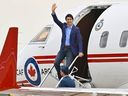 El primer ministro Justin Trudeau saluda mientras baja de un avión, el miércoles 14 de junio de 2023 en CFB Bagotville en Saguenay, Que. Trudeau vino a reunirse con los soldados que trabajaban combatiendo los incendios forestales. LA PRENSA CANADIENSE/Jacques Boissinot