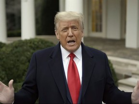 Esta exposição de vídeo divulgada pelo Comitê Seleto da Câmara mostra o presidente Donald Trump gravando uma declaração em vídeo na tarde de 6 de janeiro de 2021, no Rose Garden, exibida em uma audiência do comitê seleto da Câmara que investiga o ataque de 6 de janeiro a o Capitólio dos EUA.