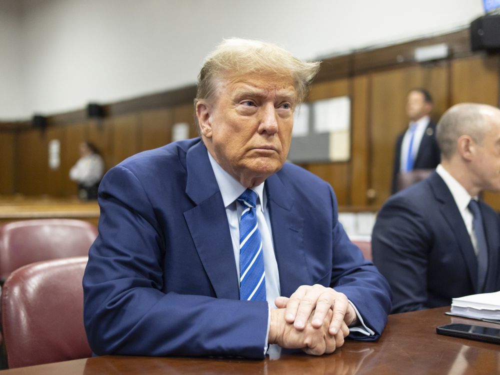 El expresidente Donald Trump espera el inicio del procedimiento en el segundo día de selección del jurado en el tribunal penal de Manhattan, el 16 de abril de 2024, en Nueva York.
