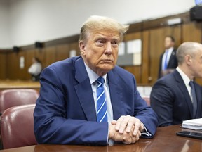 El expresidente Donald Trump espera el inicio del procedimiento en el segundo día de selección del jurado en el tribunal penal de Manhattan, el 16 de abril de 2024, en Nueva York.