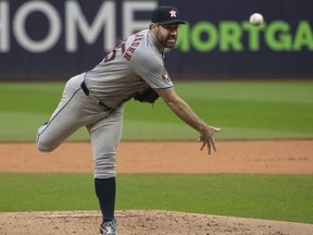 El lanzador abridor de los Astros de Houston, Justin Verlander, cumple contra los Guardianes de Cleveland.