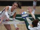 El calentador exterior del estado de San José, Blair Fleming, devuelve el balón al estado de Colorado en el primer set de un partido de voleibol universitario de la NCAA.