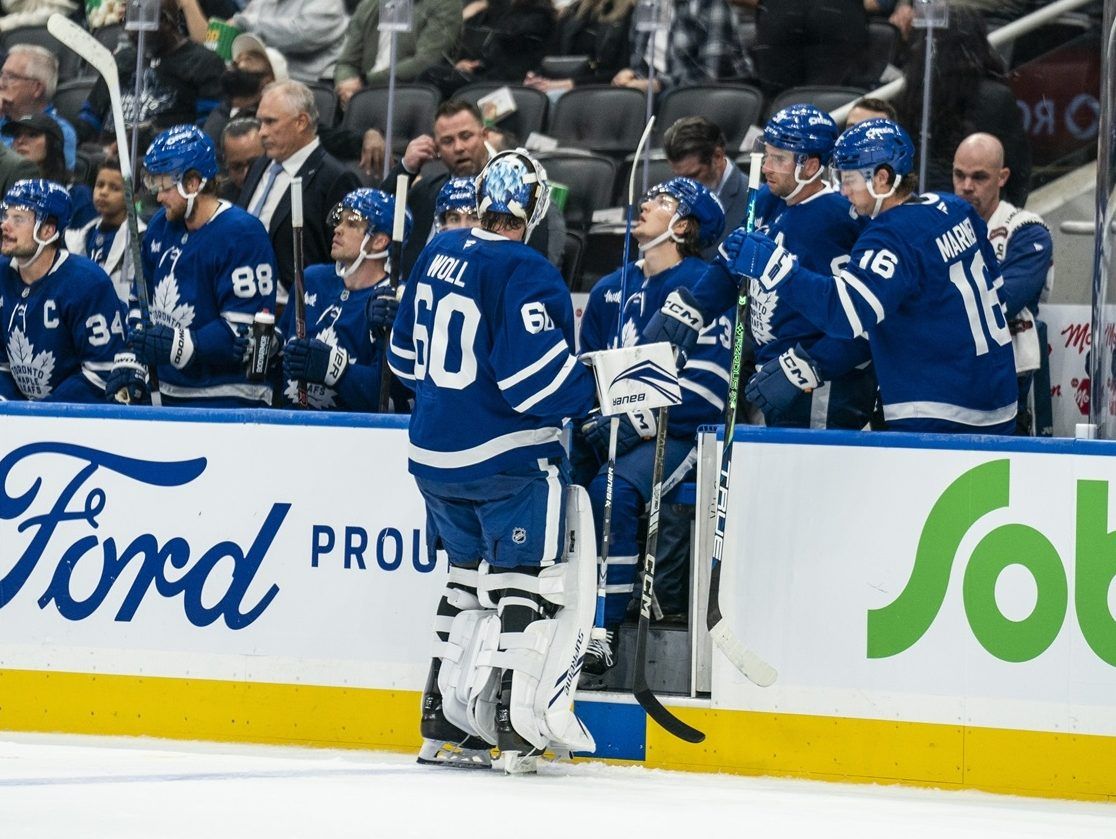 El portero de los Toronto Maple Leafs, Joseph Woll (60), es retirado durante el segundo período contra los Ottawa Senators en un juego de pretemporada de la NHL en Toronto, el domingo 22 de septiembre de 2024. 