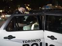 La policía de Toronto detiene a una persona en el lugar donde le dispararon a un oficial de policía en Toronto el miércoles 2 de octubre de 2024. El oficial fue trasladado al hospital con heridas potencialmente mortales.