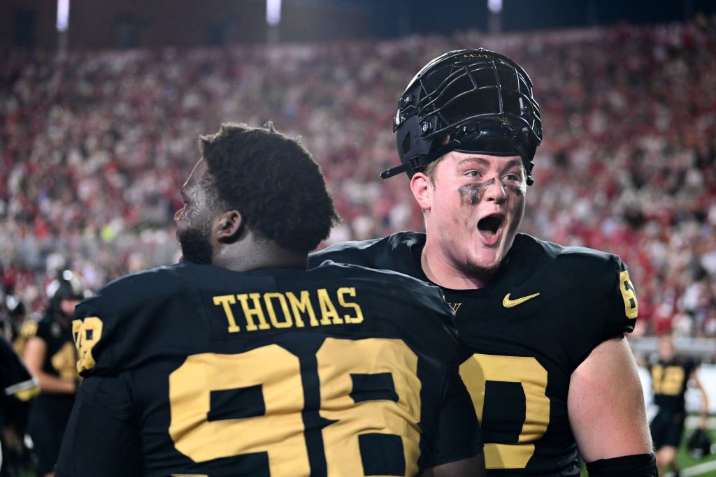 Vanderbilt fans throw goal post into river after beating Alabama ...