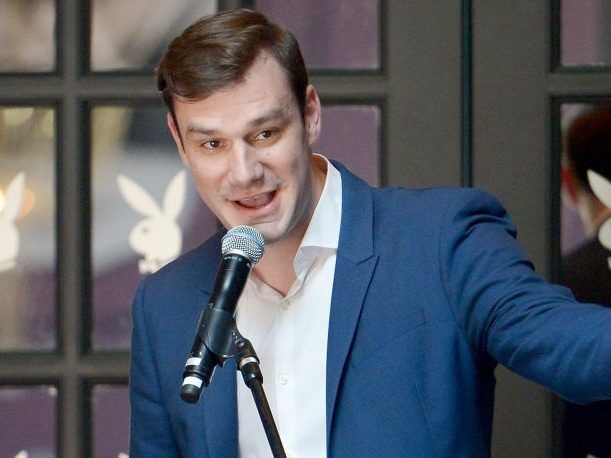 El director creativo de Playboy, Cooper Hefner, habló en el escenario en la celebración de Playme del año 2018 de Playb en Beauty & Essex el 4 de mayo de 2018 en Los Ángeles, California. 