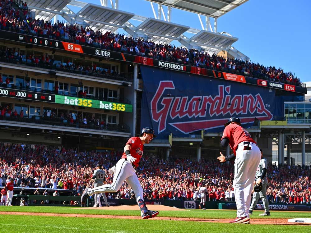 Lane Thomas de los Guardianes de Cleveland reacciona mientras recorre las bases después de conectar un jonrón de tres carreras durante la primera entrada contra los Tigres de Detroit en el Juego 1 de la Serie Divisional en el Progressive Field el 5 de octubre de 2024 en Cleveland, Ohio.