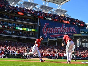 Lane Thomas de los Guardianes de Cleveland reacciona mientras recorre las bases después de conectar un jonrón de tres carreras durante la primera entrada contra los Tigres de Detroit en el Juego 1 de la Serie Divisional en el Progressive Field el 5 de octubre de 2024 en Cleveland, Ohio.