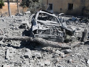 Destrucción en el lugar de los ataques aéreos israelíes nocturnos