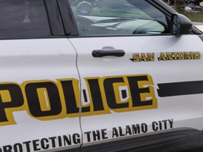 A polícia de San Antonio, bem como as autoridades estaduais e federais, invadiram um prédio de apartamentos na cidade do Texas, o que resultou na prisão de vários supostos membros de gangues venezuelanas.