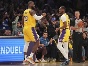 Los Angeles Lakers angriber LeBron James (23) og guarden Bronny James