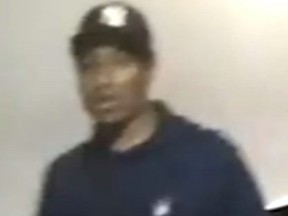 La policía de Toronto está buscando a este hombre en relación con un apuñalamiento en el extremo este.