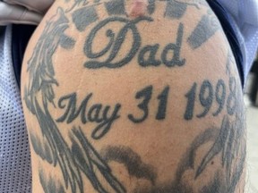 El liniero ofensivo de los Toronto Argonauts, Sage Doxtater, muestra un tatuaje en memoria de su padre, Casey, que tiene en su hombro izquierdo, en Toronto, el lunes 7 de octubre de 2024. Casey fue apuñalado fatalmente antes de que naciera Doxtater.