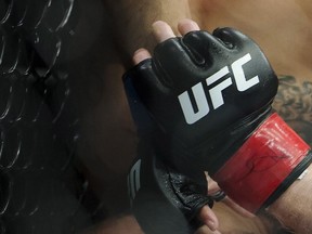 El logotipo de UFC se muestra en la mano de un luchador durante UFC Fight Night en el Rogers Arena en Vancouver, el sábado 14 de septiembre de 2019.