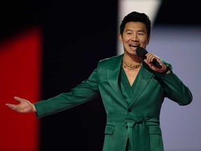 Presentador Simu Liu durante los Premios Juno 2023 en Rogers Place en Edmonton, el lunes 13 de marzo de 2023.