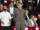 Wojciech Szczesny, centro, un nuevo portero de Barcelona está en las gradas durante el partido de fútbol de la Liga de Campeones entre Barcelona y Young Boys en el Estadio Olímpico Lluis Companys en Barcelona, España, el martes 1 de octubre de 2024.
