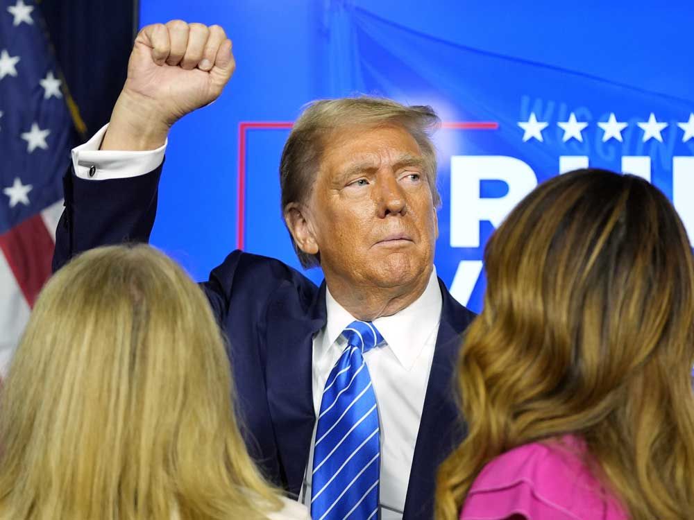 El expresidente candidato presidencial republicano Donald Trump hace gestos en un evento de campaña en Discovery World, el viernes 1 de octubre de 2024, en Milwaukee.