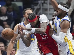 El alero de New Orleans Pelican, Brandon, perdió el balón mientras luchaba entre los jugadores de los Golden State Warriors.