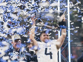 El mariscal de campo de Toronto Argonots, Nick Arabacle #4, Winnipeg levantó la Copa Gris después de derrotar a los Blue Bombers.