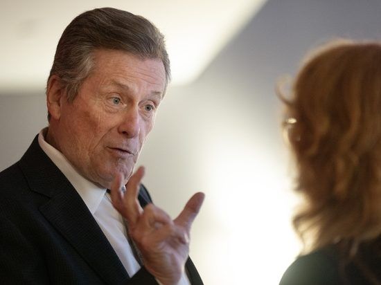 El ex alcalde de Toronto, John Tory, se ha unido al Rogers AGM en Toronto, el miércoles 26 de abril de 2023. 