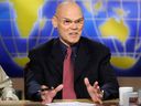 El estratega demócrata James Carville habla durante una grabación