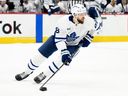 El defensa del Toronto Maple Leafs, Jenny Hakanpa, de 25 años, en Washington, el miércoles 7 de noviembre de 2021 en la acción del juego de hockey de la NHL contra la capital de Washington.