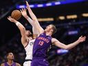 تقاتل Ivica Zubac of La Clippers Jakob Poeltla من Toronto Raptors لقبة Intuit Dome في 9 نوفمبر 2024. Inllewooda ، كاليفورنيا.