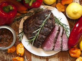 লাল চিমিচুরি সস সহ BBQ বিফ পিকানহা।