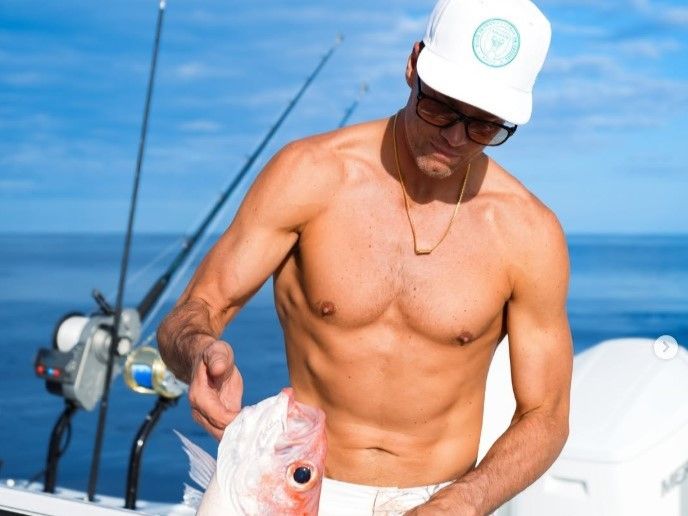 Tom Brady exchanges barbs with Eli Manning after posting shirtless ‘thirst trap’ fishing pic