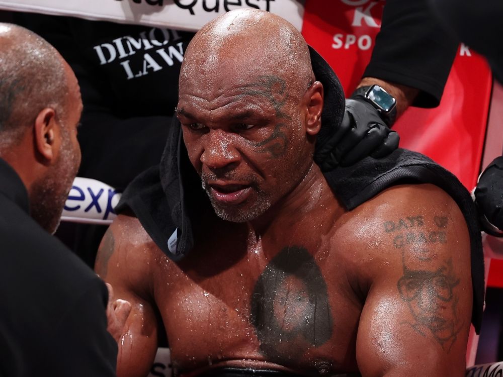 Mike Tyson estaba sentado en la esquina de la ronda mientras luchaba contra Jack Paul.