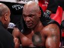 Mike Tyson estaba sentado en la esquina de la ronda mientras luchaba contra Jack Paul.
