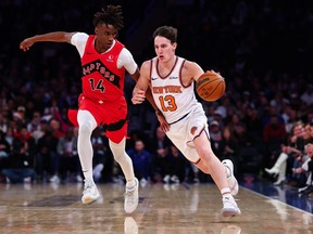 Tyler Kolek, do New York Knicks, é defendido por Ja'Kobe Walter, do Toronto Raptors.