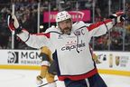 La superestrella de Washington Capitals, Alexander Ovechchin, levantó su arma después de marcar un gol. Ovechchin es un partidario a largo plazo del presidente ruso Vladimir Putin. Archivo AP