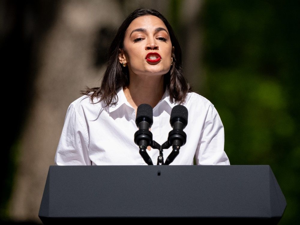 Reps. Alexandria Ocasio-Cortez (D-NY) habló antes de subir al escenario en el Día de la Tierra en el Príncipe William Forest Park en Virginia. 22 de abril de 2024.