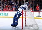 El portero de Maple Leafs, Antony Stoloz, se extendió por segunda vez contra los Devils de Nueva Jersey el martes. Elsa/Getty Fig
