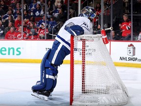 El portero de Maple Leafs, Antony Stoloz, se extendió por segunda vez contra los Devils de Nueva Jersey el martes. Elsa/Getty Fig