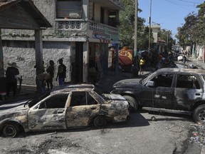 Os moradores vão para carros em chamas