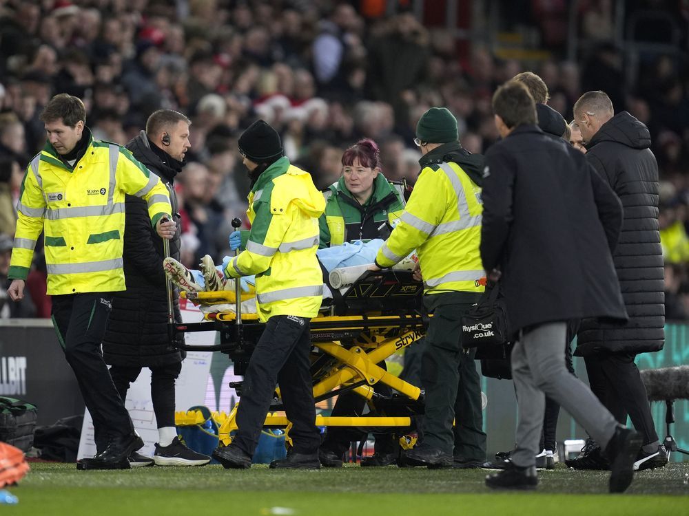 West Ham goalkeeper Lukasz Fabianski taken off on a stretcher after injury against Southampton