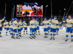 Louis Blues comemora após sua vitória sobre o Chicago Blackhawks no jogo de hóquei ao ar livre NHL Winter Classic no Wrigley Field, terça-feira, 31 de dezembro de 2024, em Chicago.