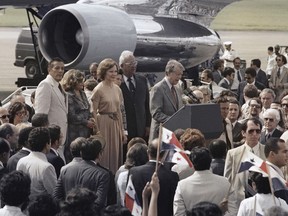 ফাইল - 16 জুন, 1978 তারিখে পানামা খাল চুক্তিতে স্বাক্ষর করার জন্য পানামা সিটিতে আসার পর প্রেসিডেন্ট জিমি কার্টার তার স্ত্রী রোজালিনের পাশে কথা বলছেন।